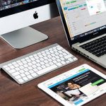 Laptop mit Tastatur auf einem Schreibtisch, Symbol für Online-Coaching und digitale Arbeit